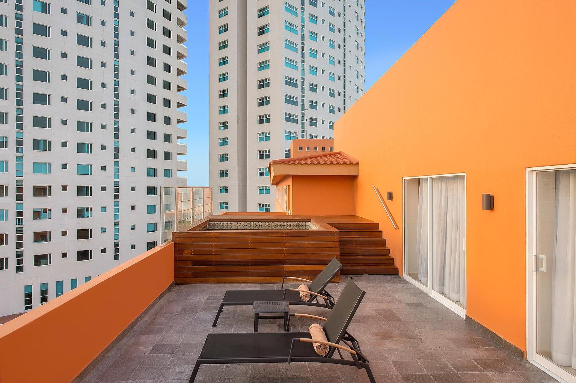 Grand Fiesta Americana Veracruz Zewnętrze zdjęcie Rooftop pool at the hotel